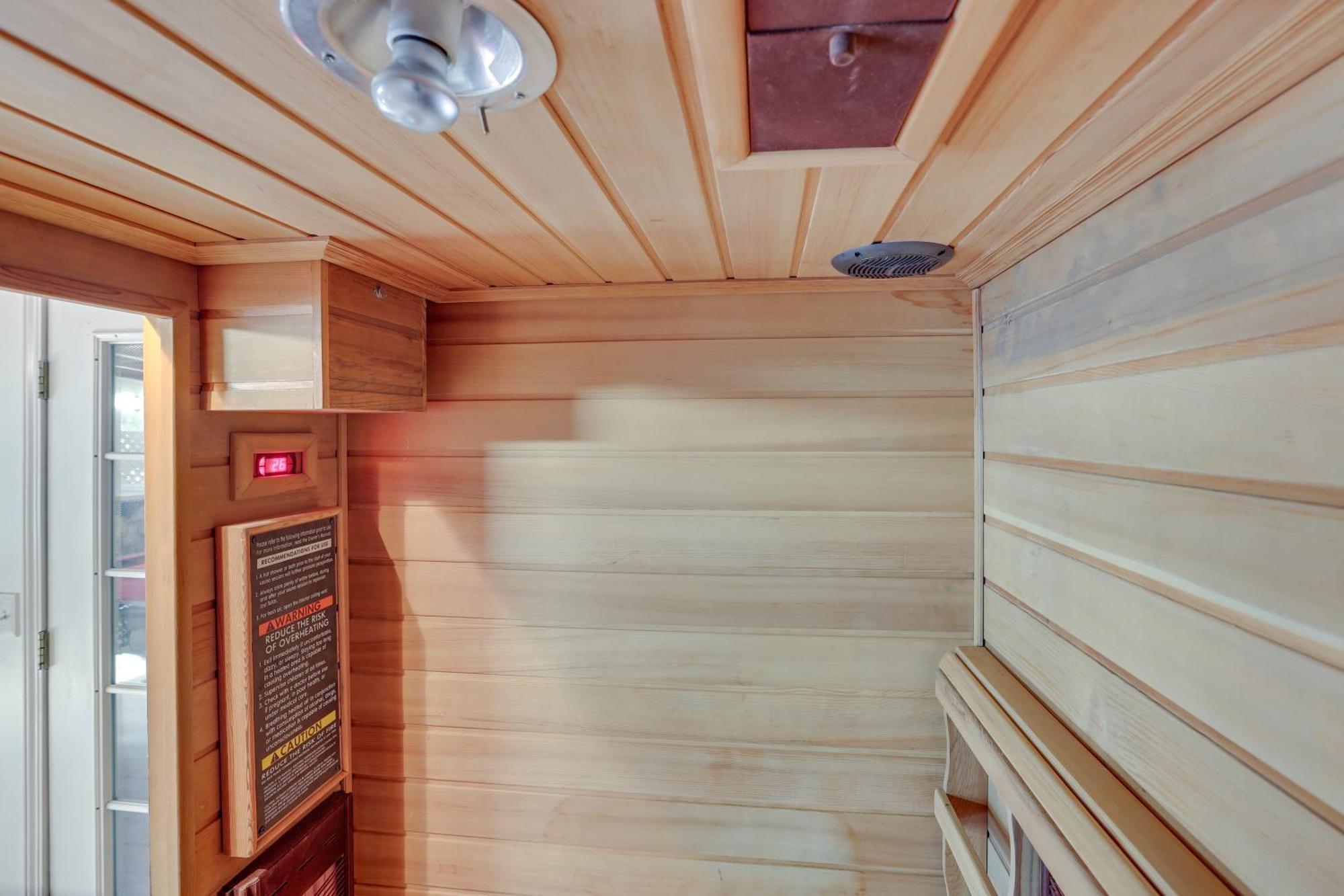 With Private Hot Tub Steps To Lake! Holiday home Crestline