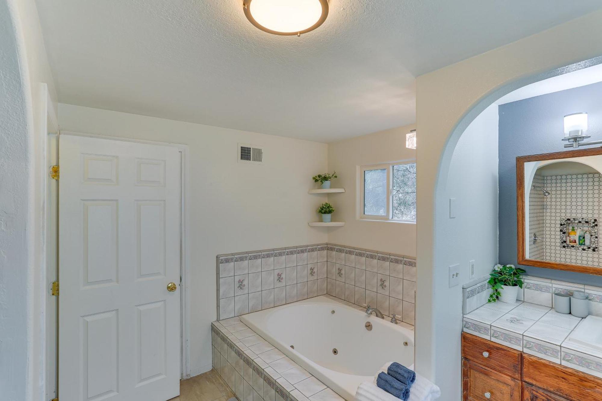 Holiday home With Private Hot Tub Steps To Lake! Crestline