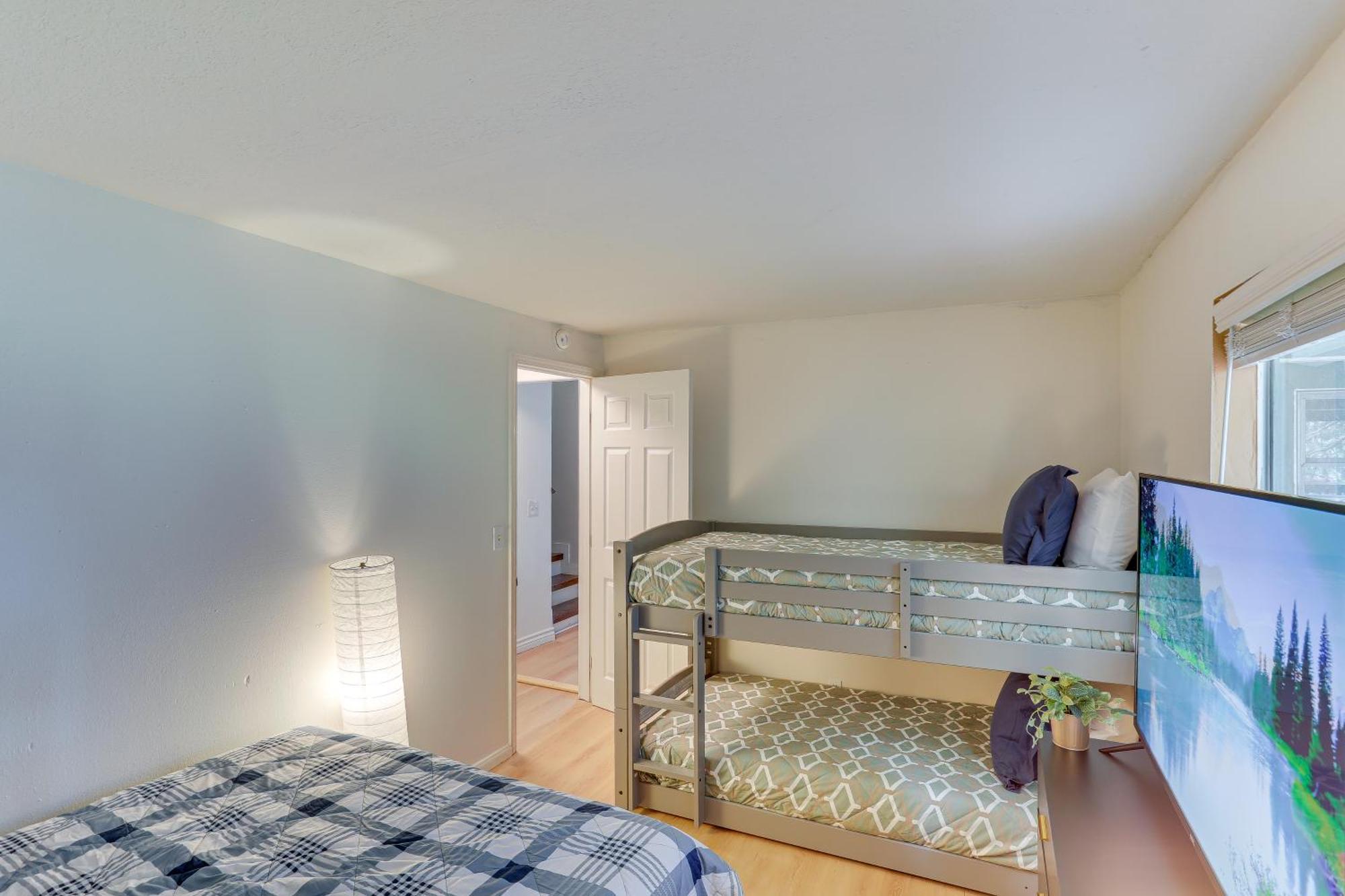 Holiday home With Private Hot Tub Steps To Lake! Crestline