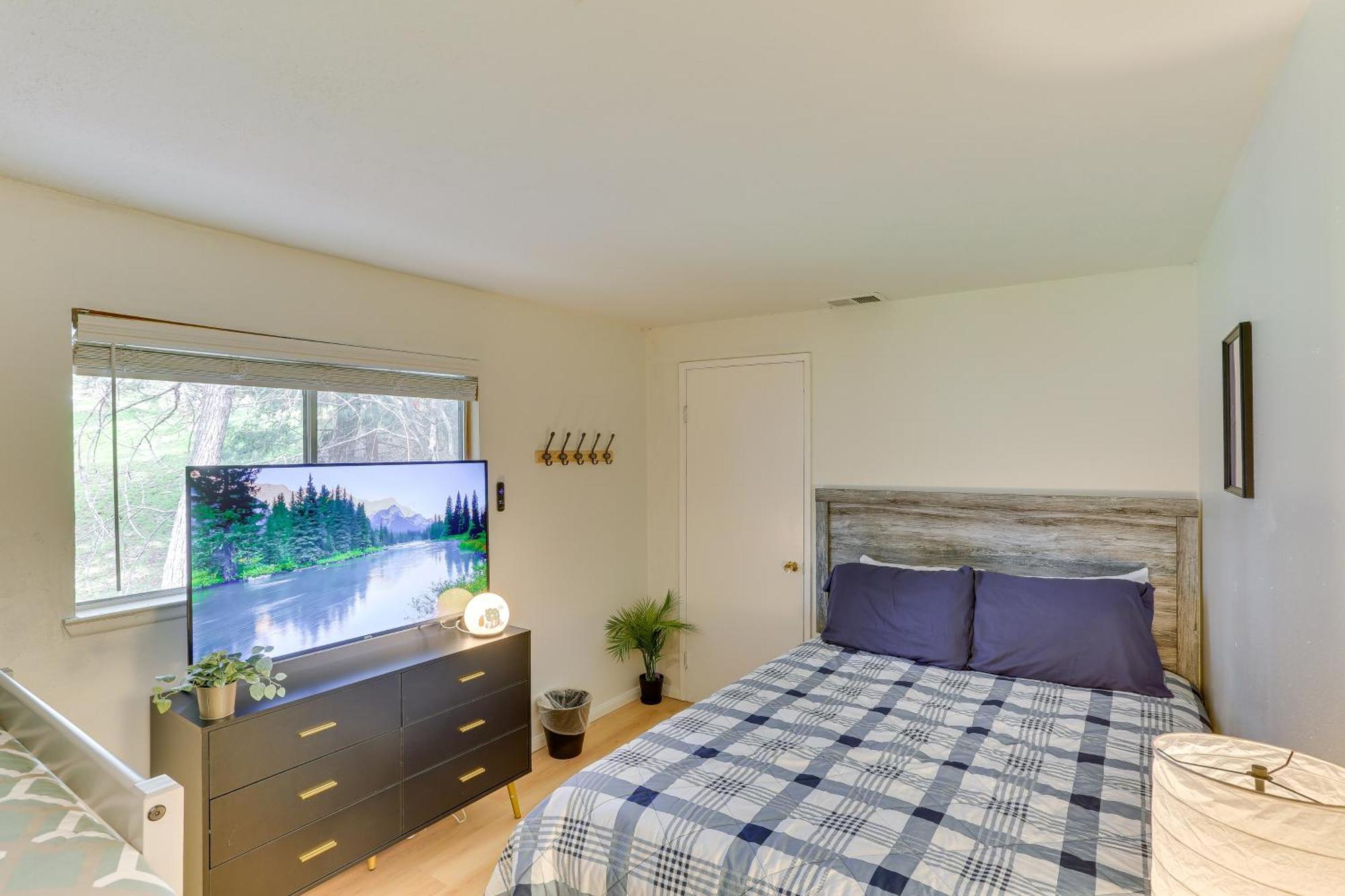 With Private Hot Tub Steps To Lake! * Crestline