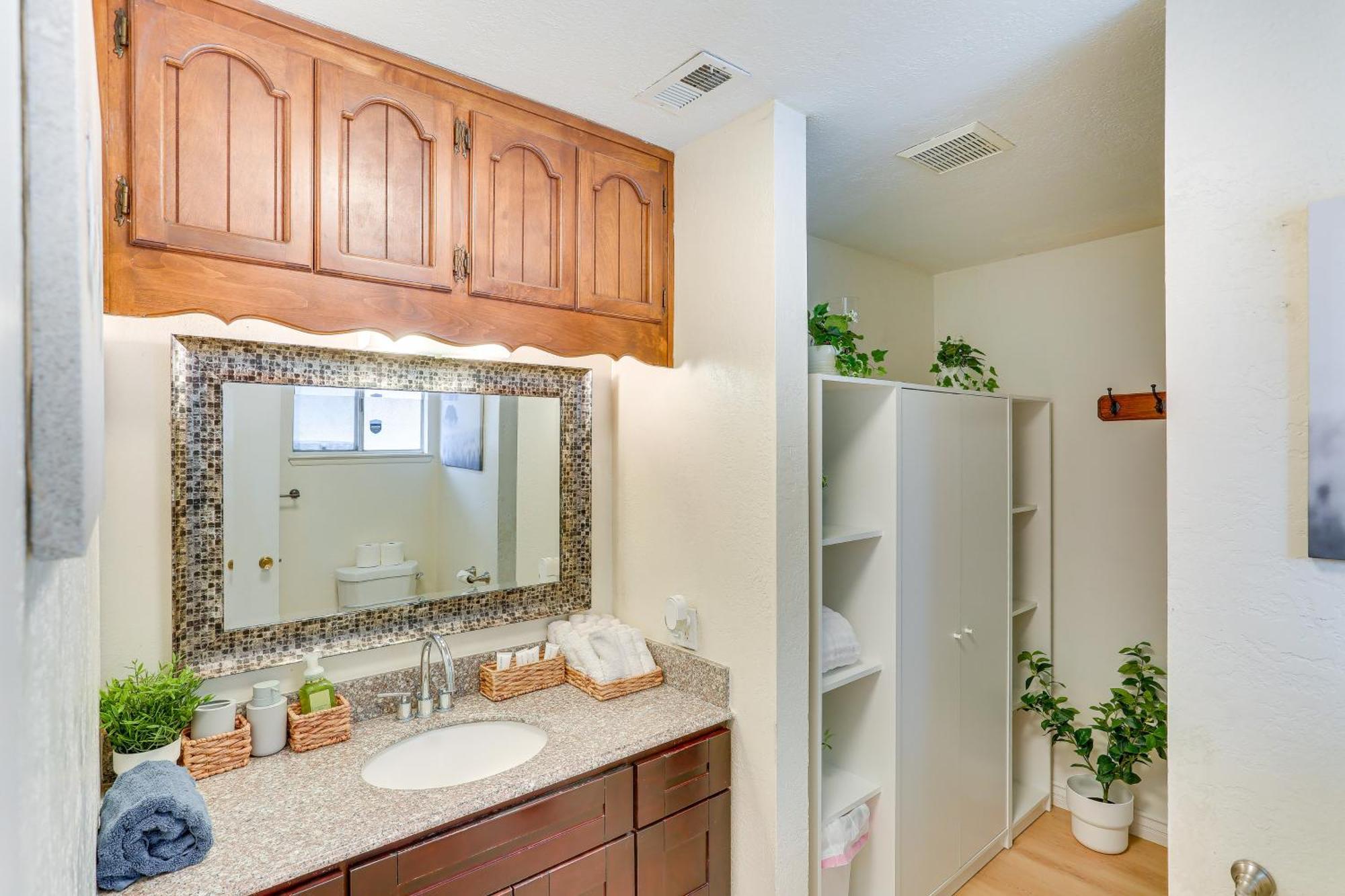 With Private Hot Tub Steps To Lake! Holiday home Crestline