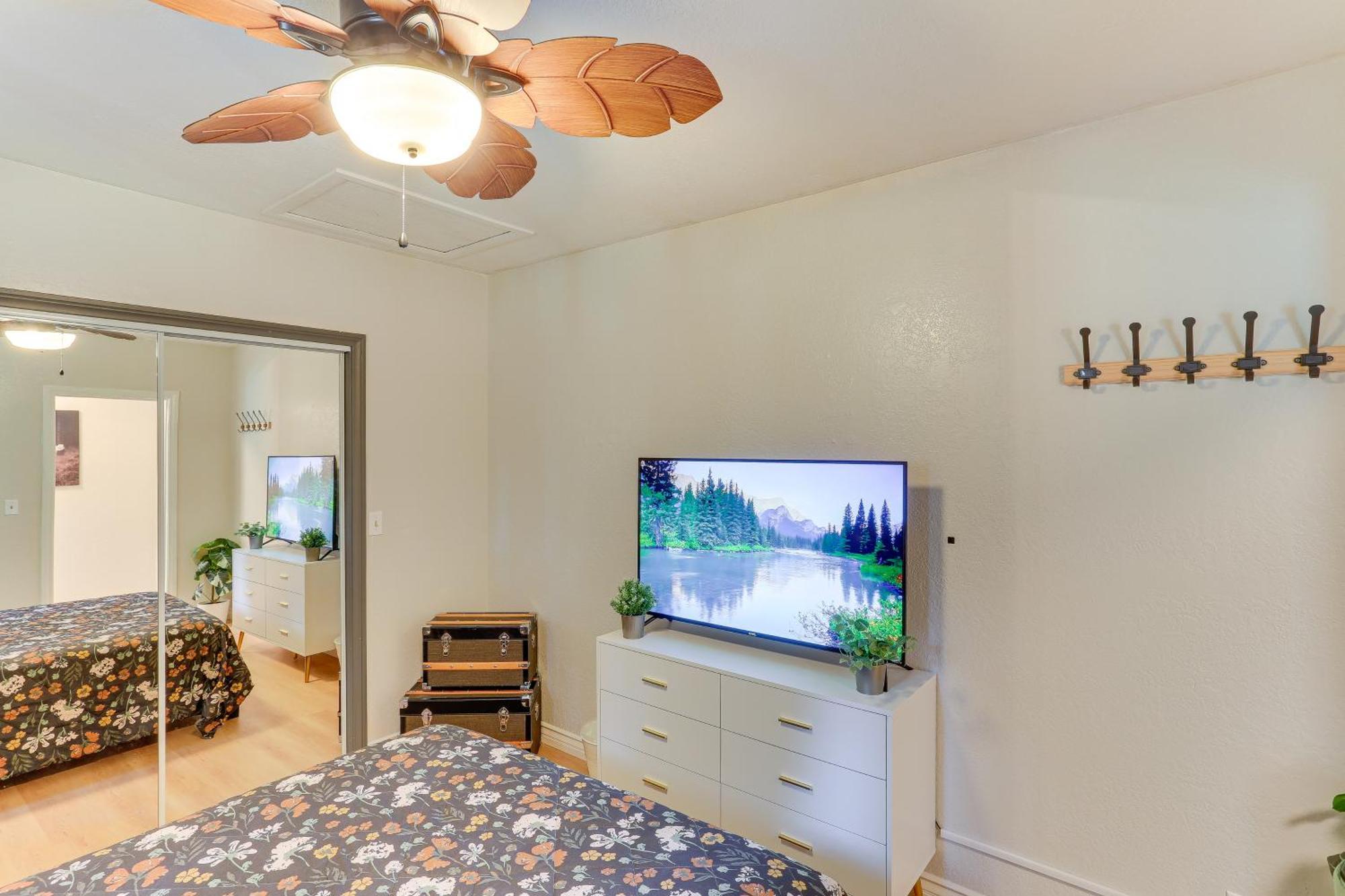 With Private Hot Tub Steps To Lake! Holiday home Crestline