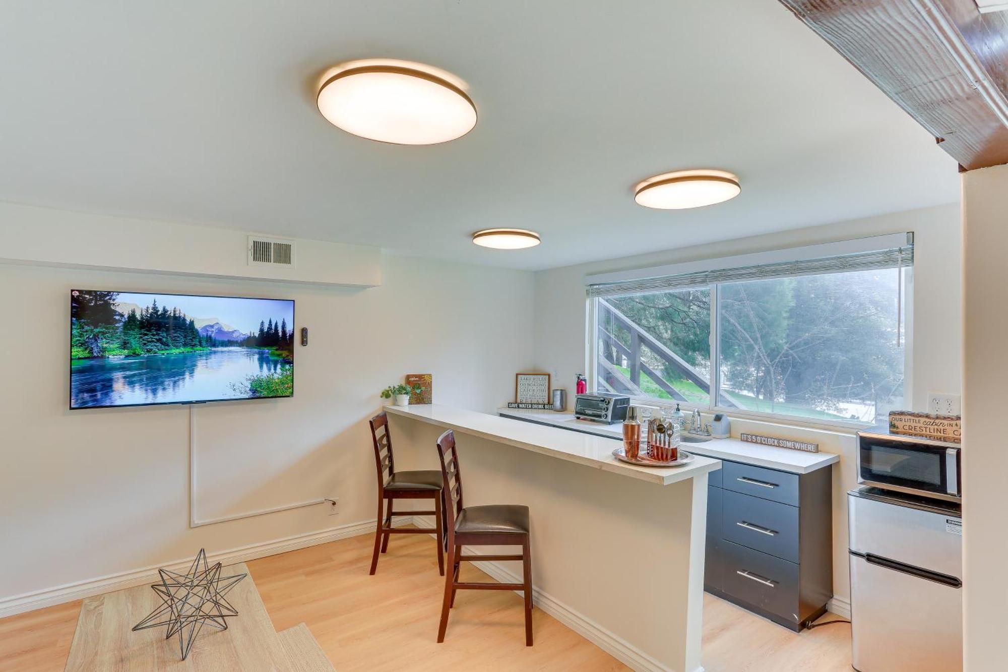 With Private Hot Tub Steps To Lake! Holiday home Crestline