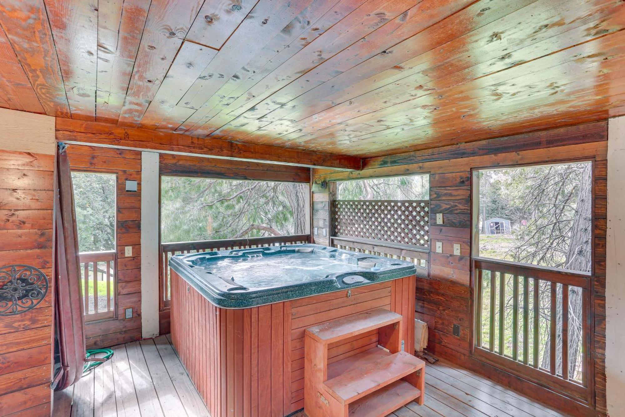 With Private Hot Tub Steps To Lake! * Crestline